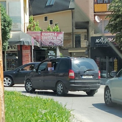 Случка от Велико Търново с  провесено през прозорец на автомобил