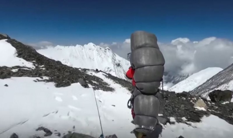 На Еверест: Откриха бедстващ алпинист, вкопчен във въже