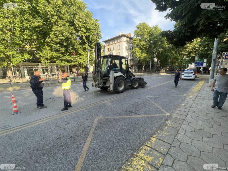Пропадане затвори платно на ключов булевард в Пловдив СНИМКИ