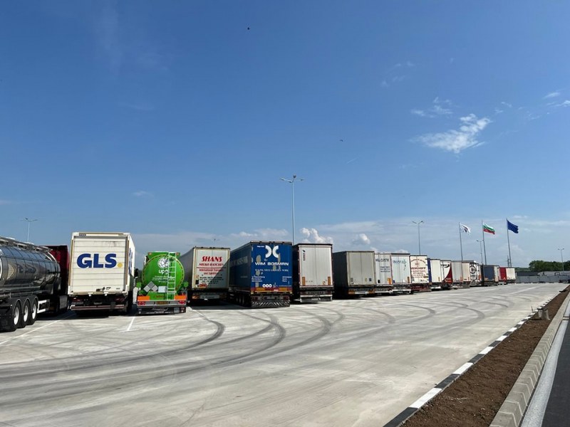 Буферен паркинг за около 700 камиона заработи край ГКПП „Дунав мост