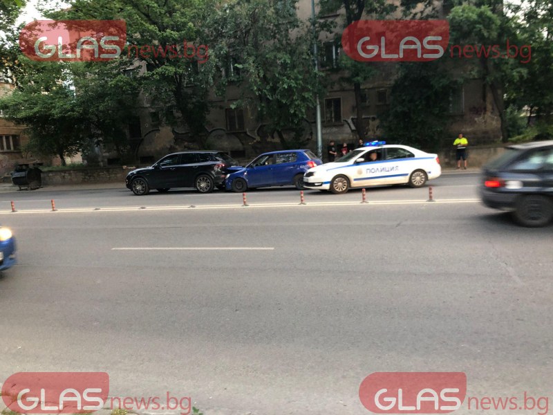Две коли се блъснаха на булевард в Пловдив  СНИМКИ