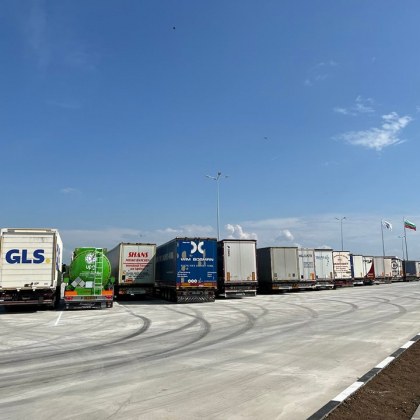 Буферен паркинг за около 700 камиона заработи край ГКПП „Дунав мост"  СНИМКИ