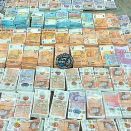 Митничари откриха недекларирана валута за близо 200 000 лева укрита