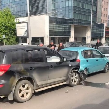 Верижна катастрофа в София! Движението е затруднено СНИМКИ