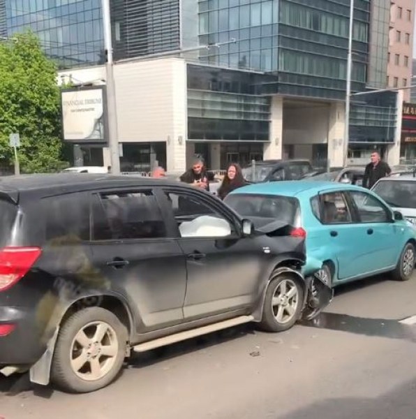 Верижна катастрофа в София! Движението е затруднено СНИМКИ