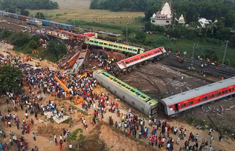 Близо 300 станаха жертвите при тежката влакова катастрофа в Индия