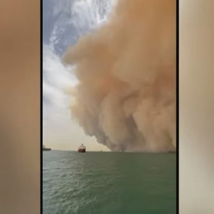 Необичайна пясъчна буря около Суецкия канал затвори две пристанища Някои