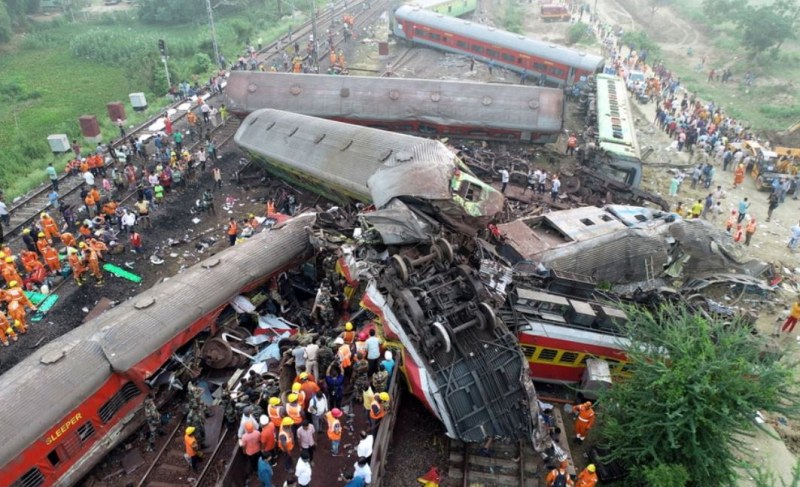 Над 230 са жертвите на влаковата катастрофа в Индия