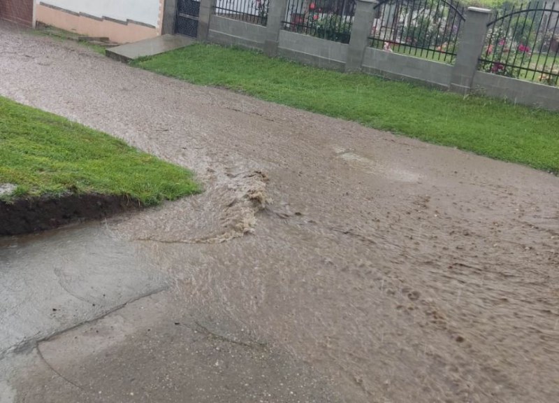 Обилни валежи наводниха райони в Плевенско СНИМКИ