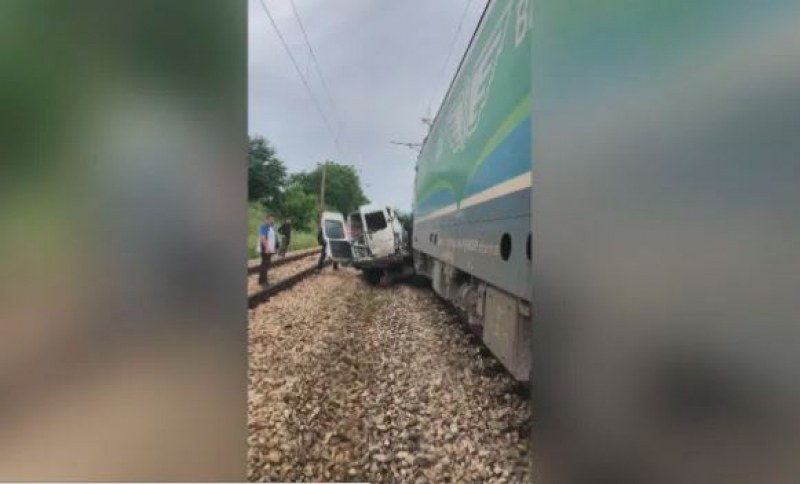Тежък инцидент между микробус и пътнически влак е станал край