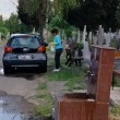 Жена реши да измие колата си в гробищен парк СНИМКИ