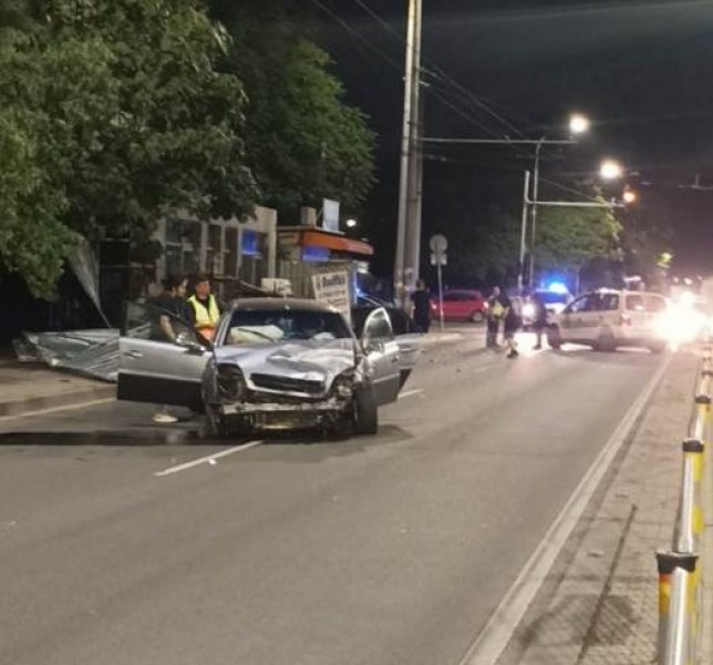 Тежка катастрофа при кръстовището на улиците Стефан Стамболов“ и Дунав“