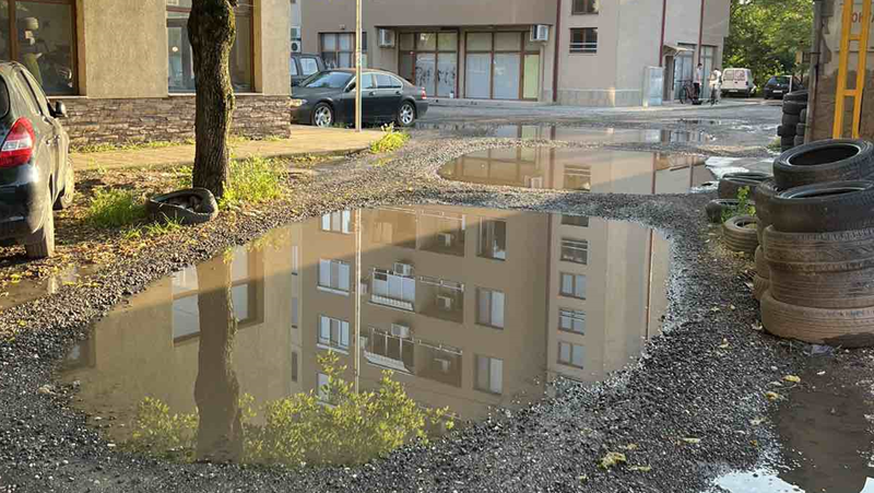 Димитровградчани газят през локви и кал, за да се приберат СНИМКИ