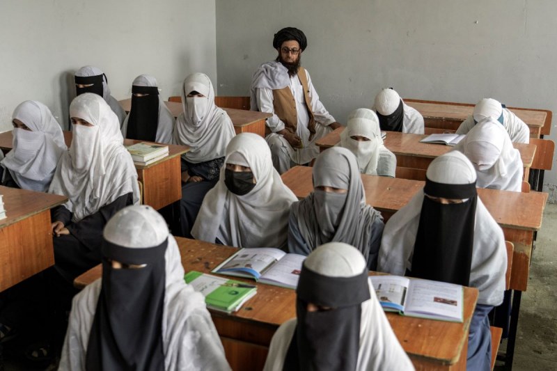 Близо 100 ученици, предимно момичета, бяха отровени в Афганистан