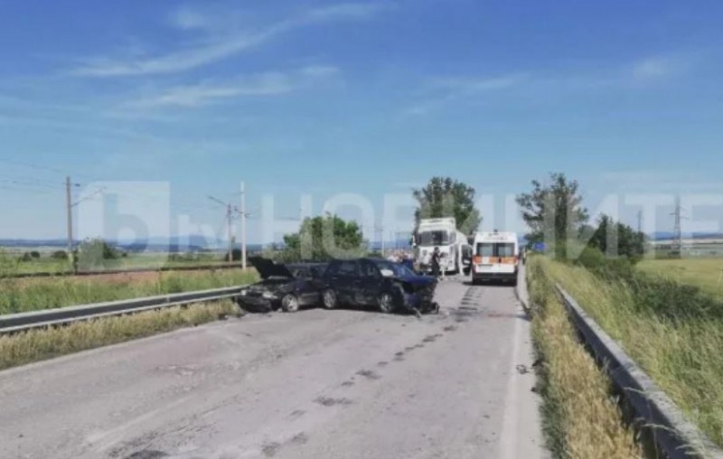 Три автомобила катастрофираха днес на пътя Карнобат - Шумен. Единият
