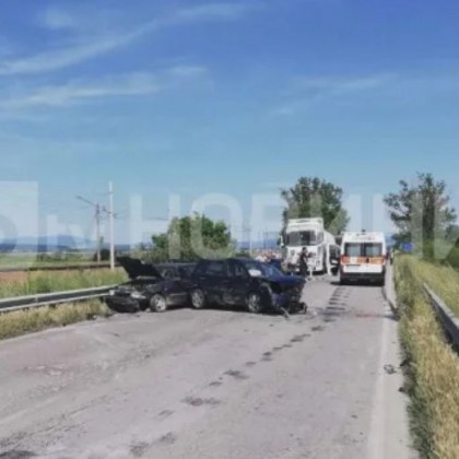 Три автомобила катастрофираха днес на пътя Карнобат Шумен Единият от