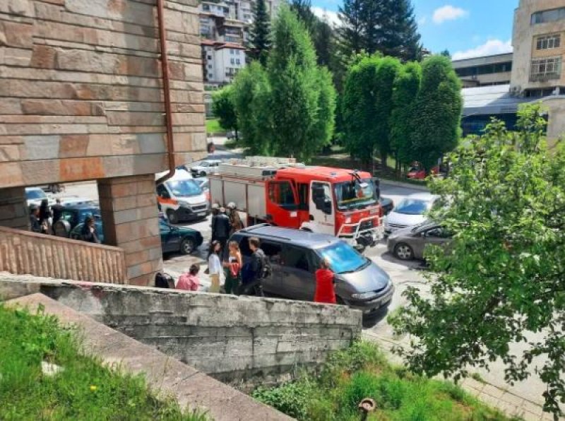 Пожар в театъра в Смолян, евакуираха сградата
