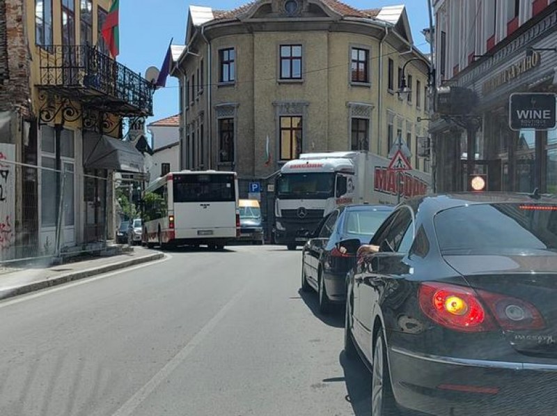 Камион предизвика хаос в центъра на наш град СНИМКА