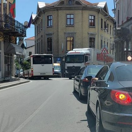 Камион предизвика хаос в центъра на Велико Търново От снимка
