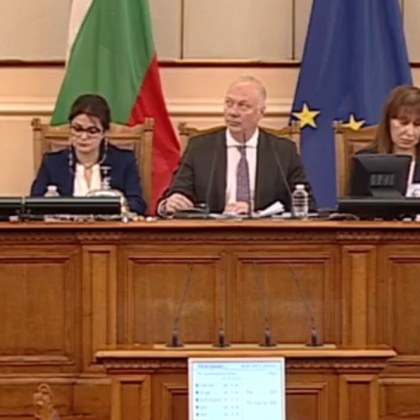 Започна извънредното заседание на парламента свикано от председателя на НС