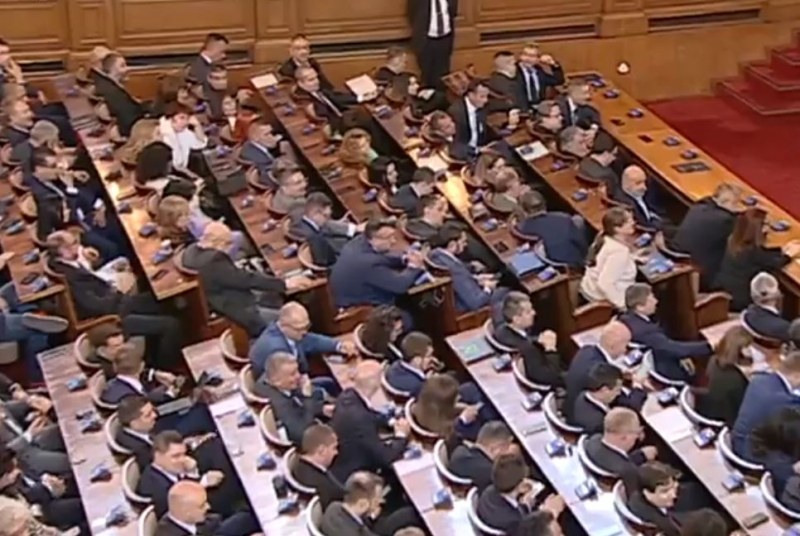 Дискусията в парламента преди гласуването на проектокабинета Денков-Габриел за пореден