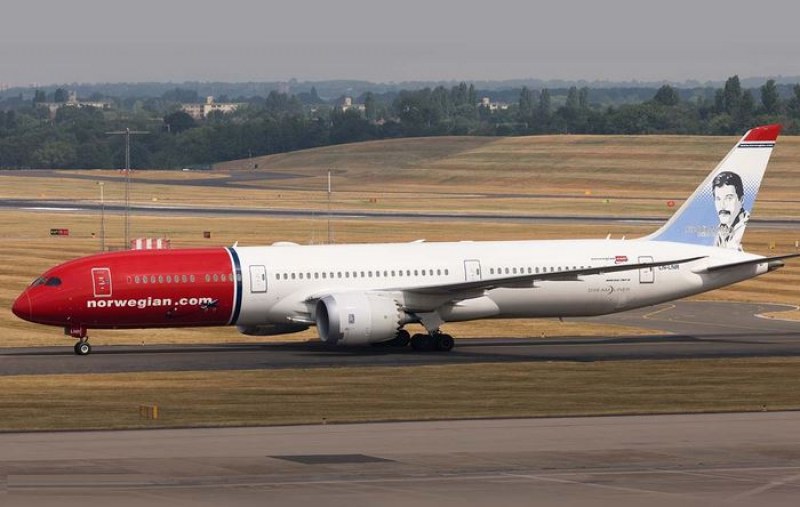 Самолет на нискотарифната авиокомпания Норуиджиън еър шатъл“ (Norwegian Air Shuttle)
