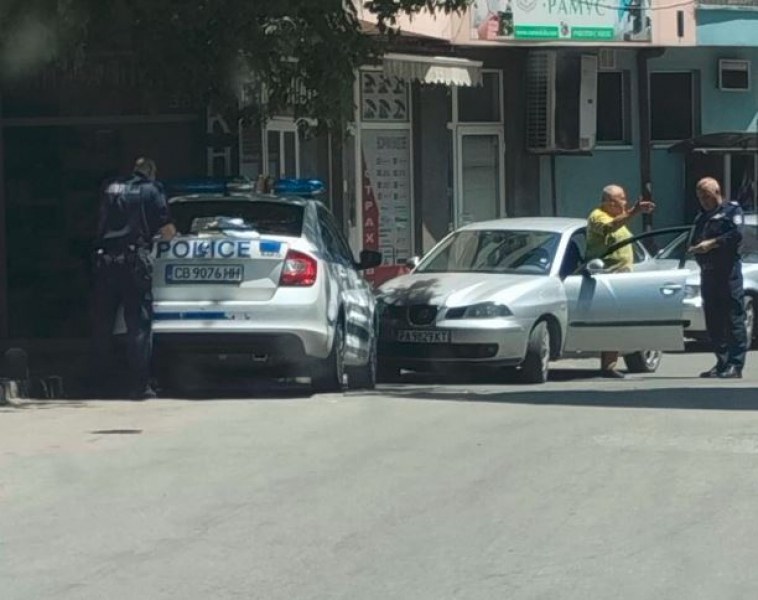Шофьор кара в насрещното в Пазарджик, срещна полицаи