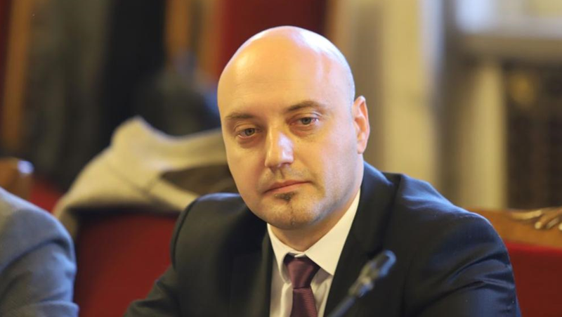 Атанас Славов внася точката за предсрочното освобождаване на Гешев