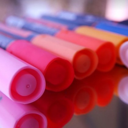 Грозно! Деца надраскаха некролог. Къде е почитта пред смъртта?