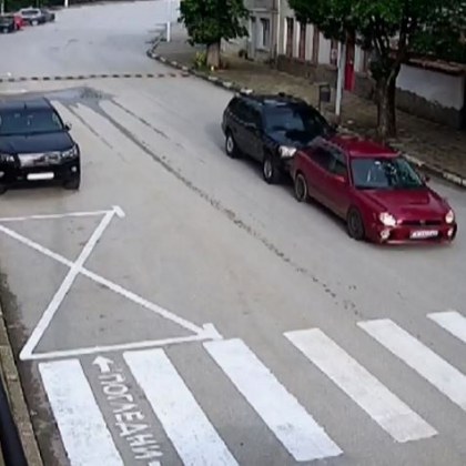 Шофьор блъсна и влачи автомобил на общински съветник
