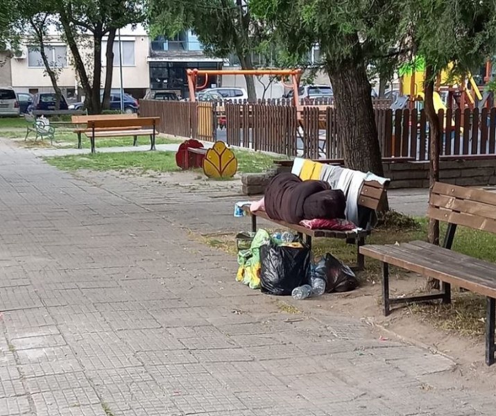 Млада жена спи от месец на пейка в Пловдив