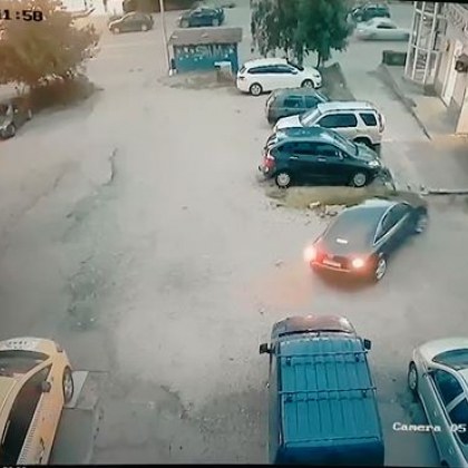 Странно ПТП в София Младеж е ударил лек автомобил при