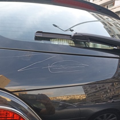 Собственик на лек автомобил завари колата си с надрана боя