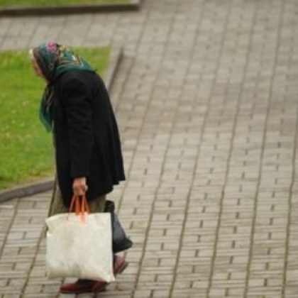 Млада жена търси собственичката на забравена торбичка Пенсионерка я е