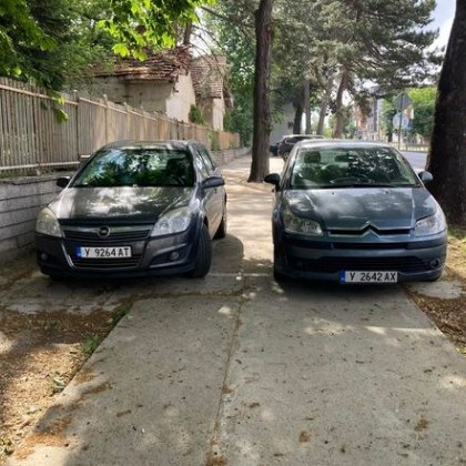 Паркирането в градовете често е трудна задача а някои шофьори