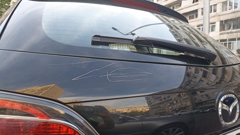 Собственик на лек автомобил завари колата си с надрана боя.