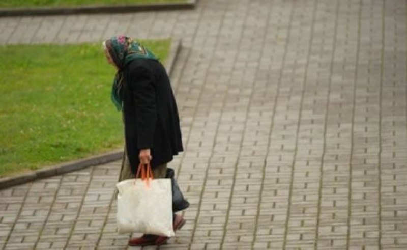 Млада жена търси собственичката на забравена торбичка. Пенсионерка я е