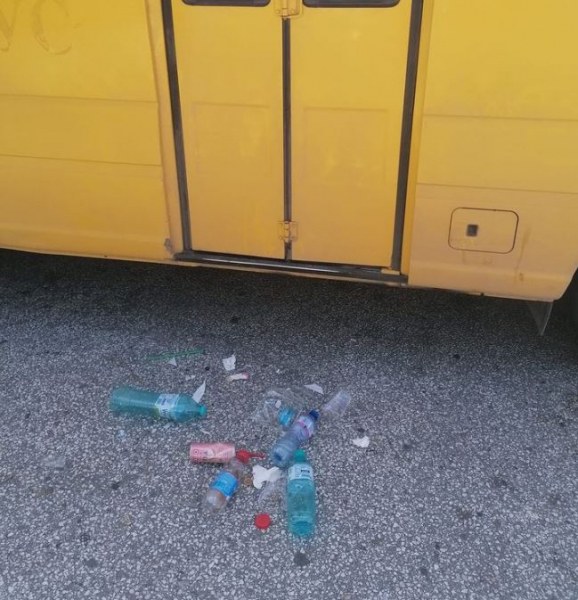 Шофьор на малък междуградски автобус е видян да почиства превозното