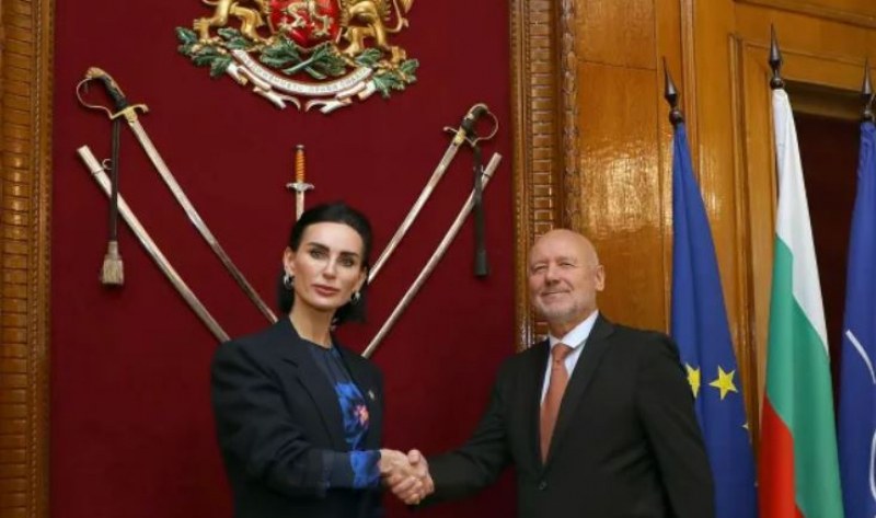 Министърът на отбраната се срещна с посланика на Украйна СНИМКИ