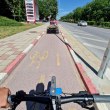 Велосипедист попадна на неочакван участник в движението СНИМКИ