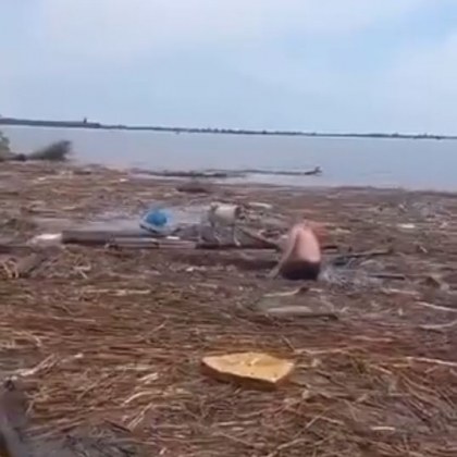 Кадри показват крайбрежието на украинския град Одеса пълно с боклуци