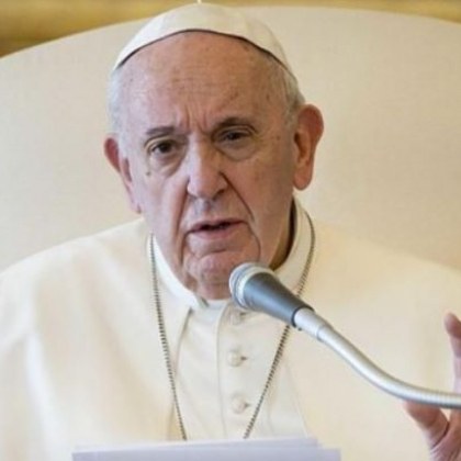 Папа Франциск се възстановява добре след операция от херния но