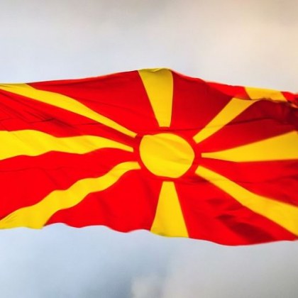 Неизвестни лица са закрили с тиксо знамето на България и