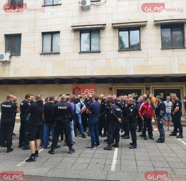 Служители на реда на протест в София, искат среща с новия министър СНИМКИ