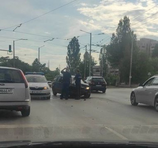 Тежък сблъсък в София! Пристигнаха полицаи СНИМКИ
