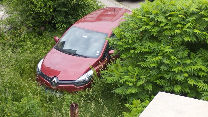Шофьор паркира колата си в тревни площи.Антония Близнакова е заснела
