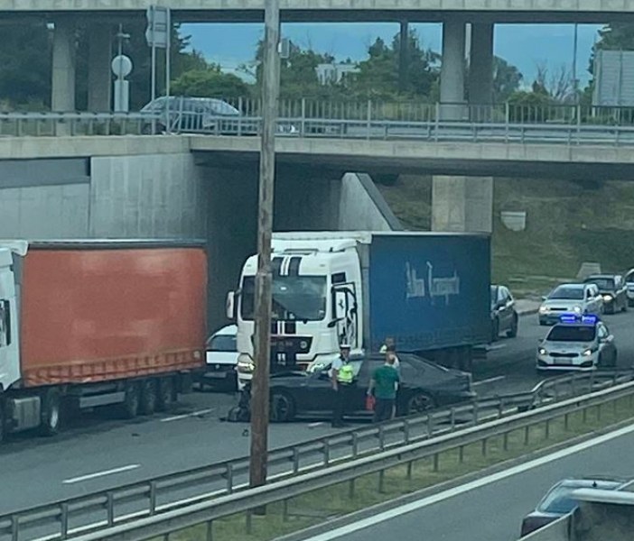 Кола и камион се блъснаха в София, движението е затруднено СНИМКИ