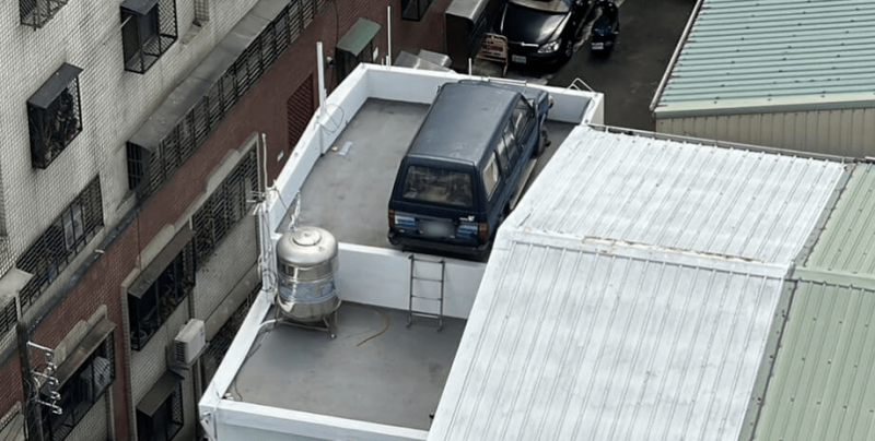 В Тайван собственикът на два микробуса, паркирани върху сграда в