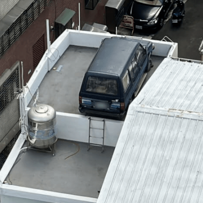 В Тайван собственикът на два микробуса паркирани върху сграда в