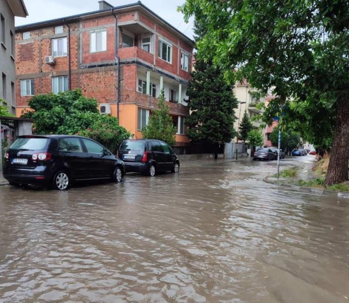 Наводнени улици, дворове и къщи - това е картината на